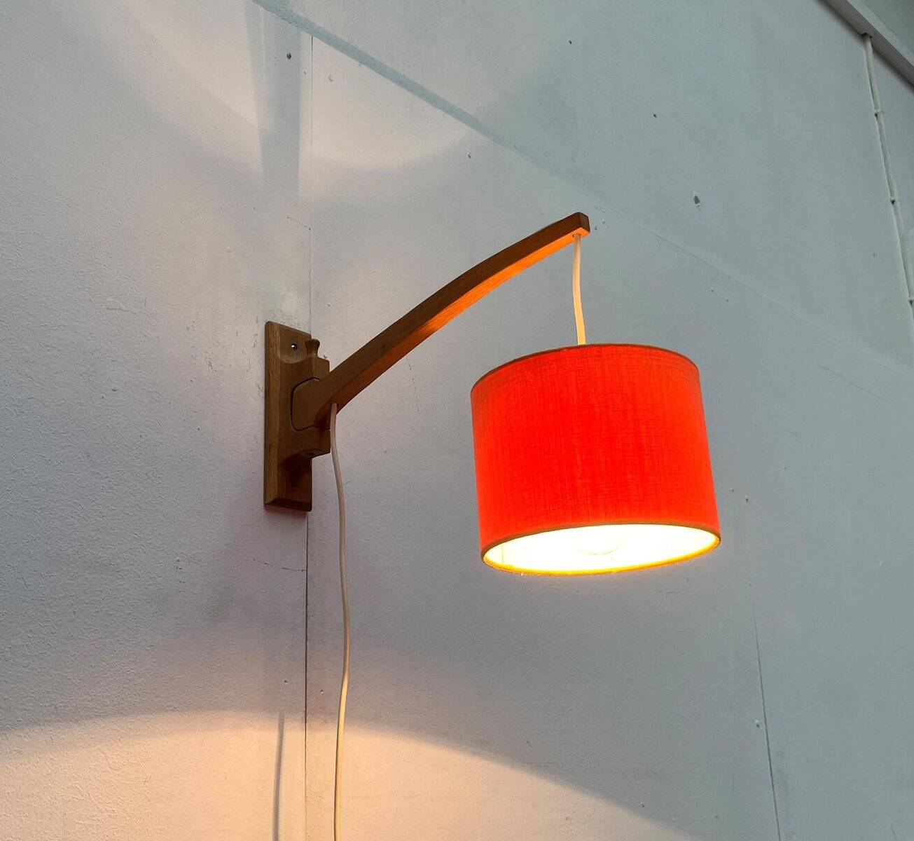 Mid-century cantilever wall lamp with a pivoting arm, 1960s.