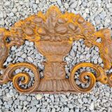 Fronton en fonte avec des oiseaux