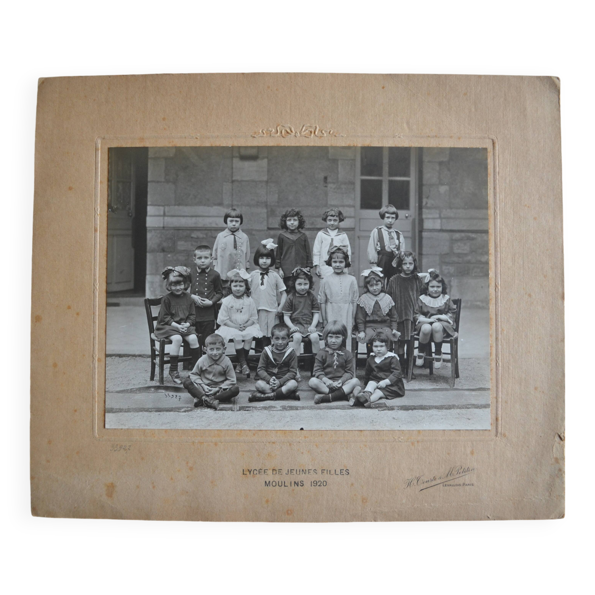 Old photo of class of girls' high school Moulin 1920