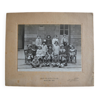 Old photo of class of girls' high school Moulin 1920