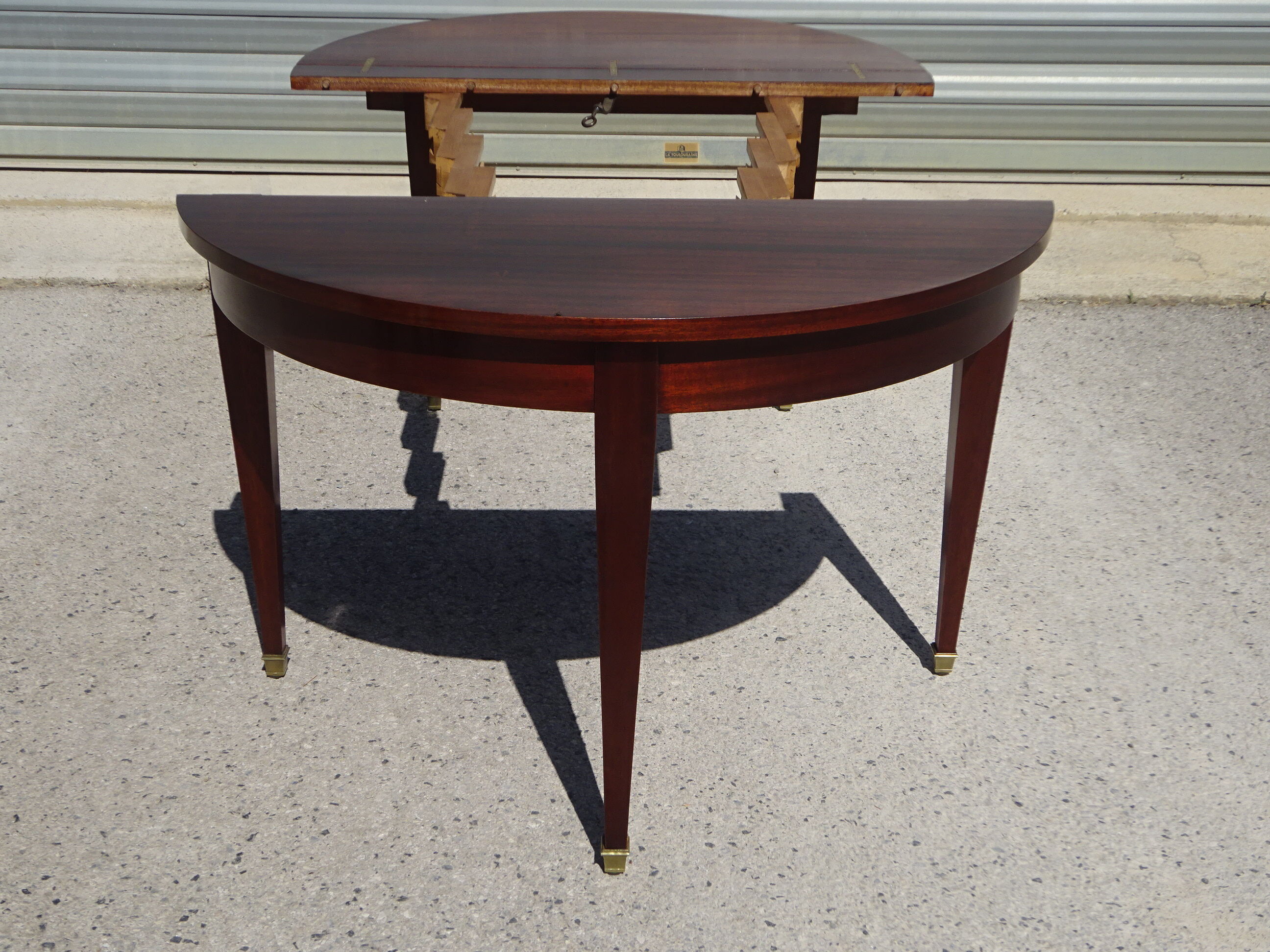 Half-moon console table, extendable in Empire style.