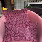 Housse de coussin Kachin bordeaux et rose (RIDA)
