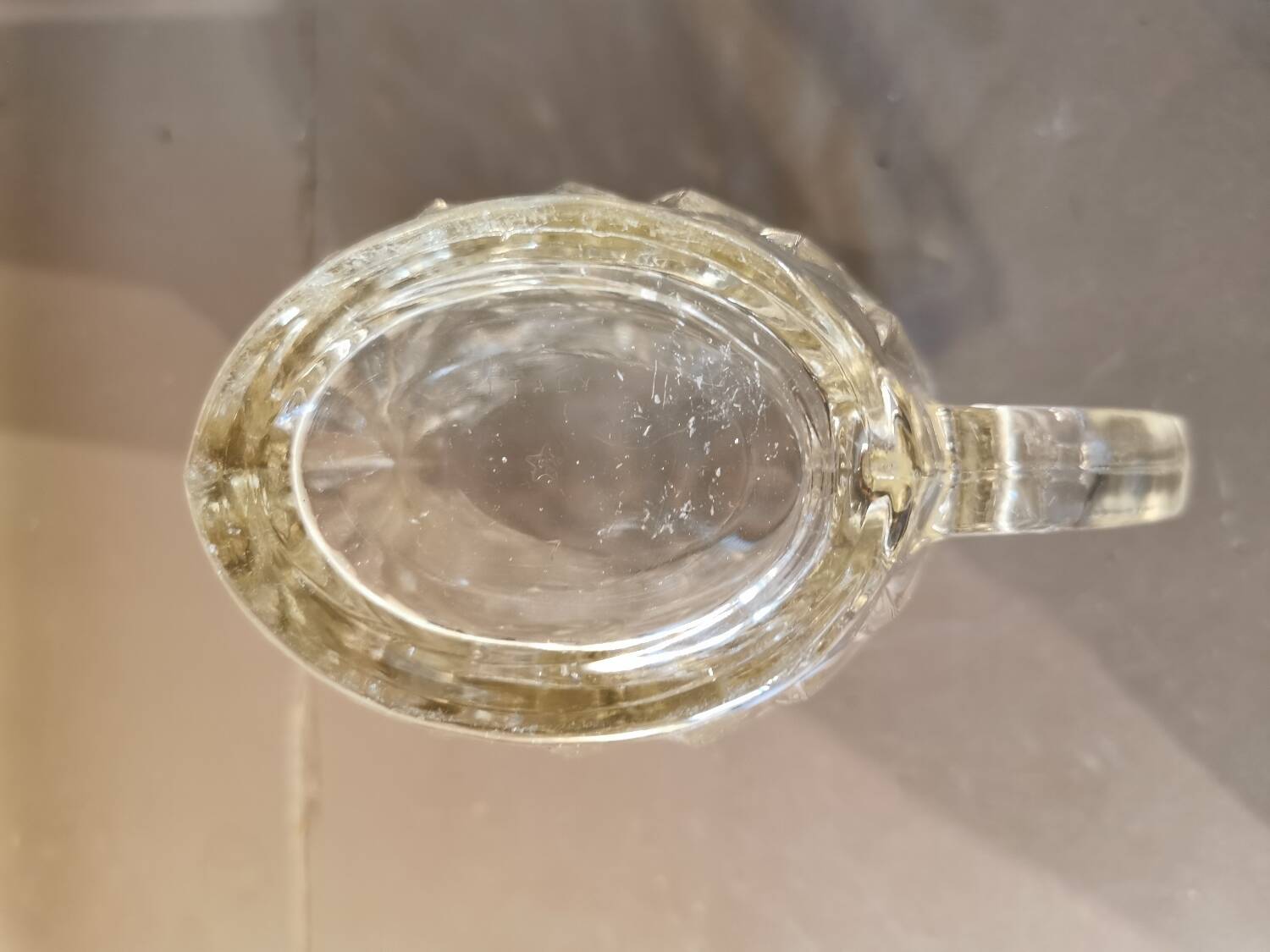 Pichet vintage en verre moulé