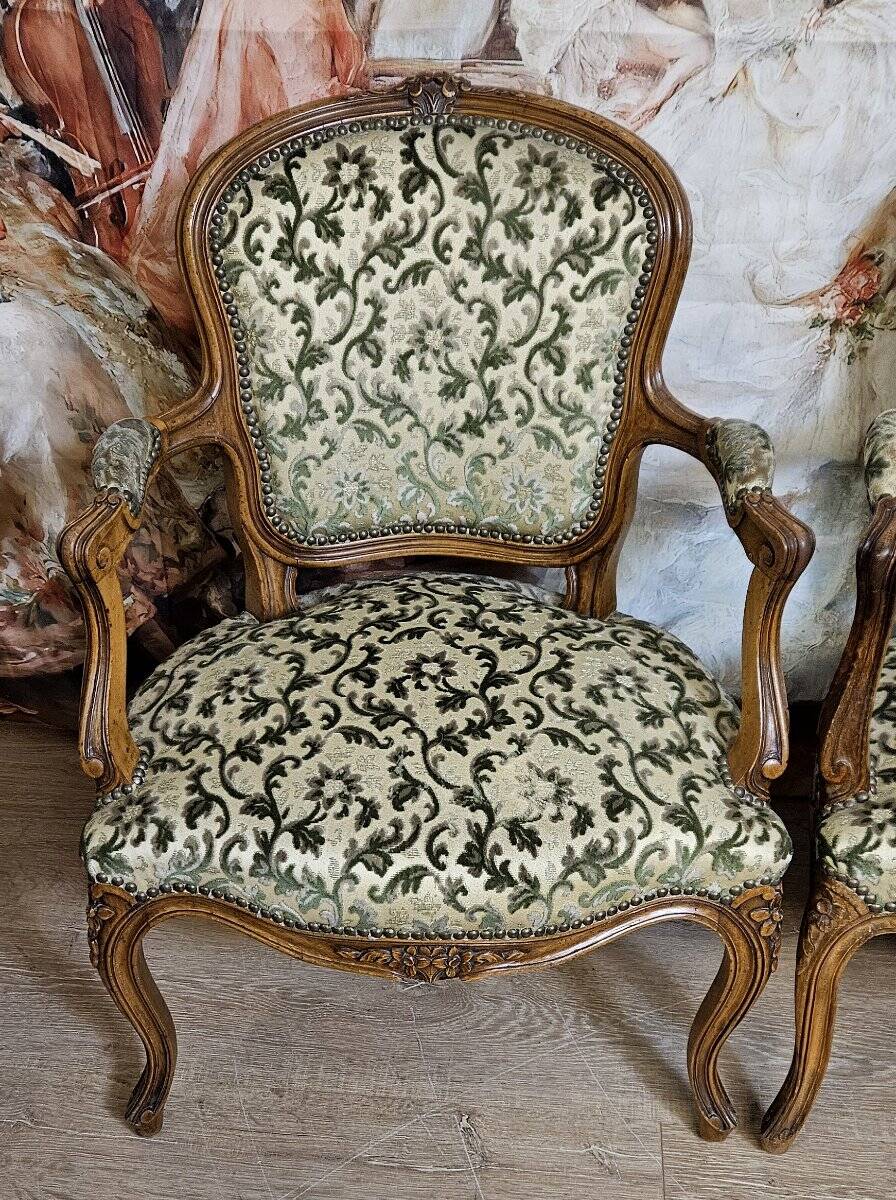 Paire de fauteuils style Louis XV, en bois massif finement sculpté