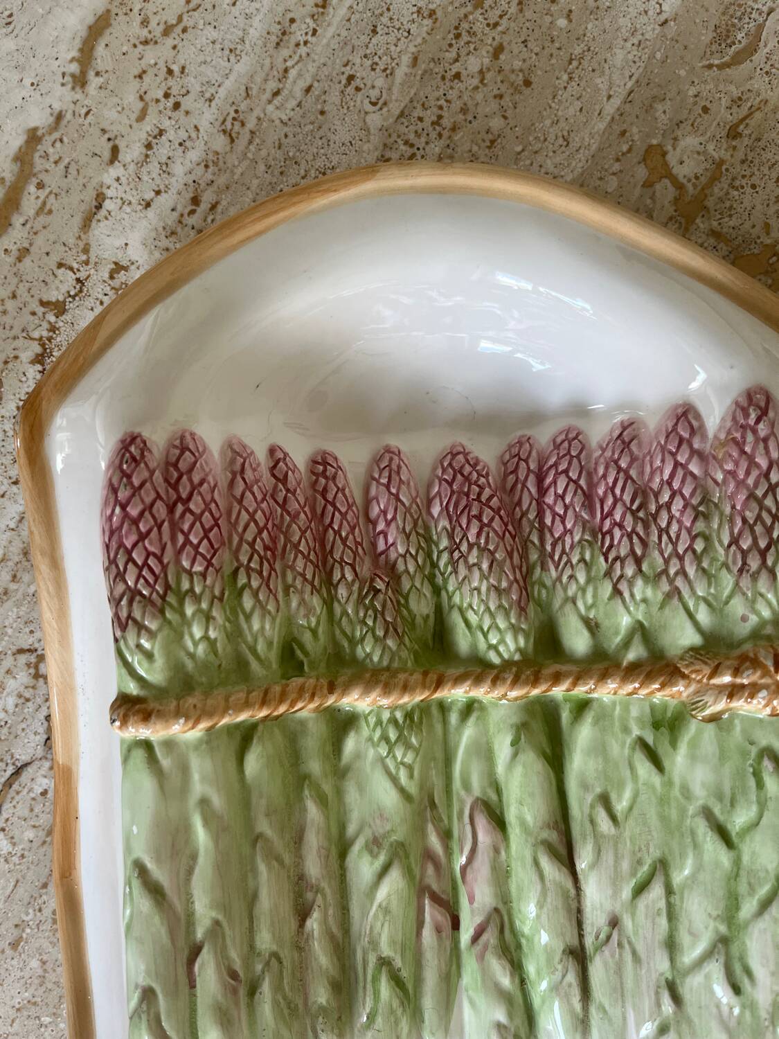Asparagus-shaped slip dish