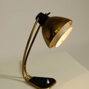 Rare grande lampe de table en laiton de style Mid-Century Modern avec une belle patine.