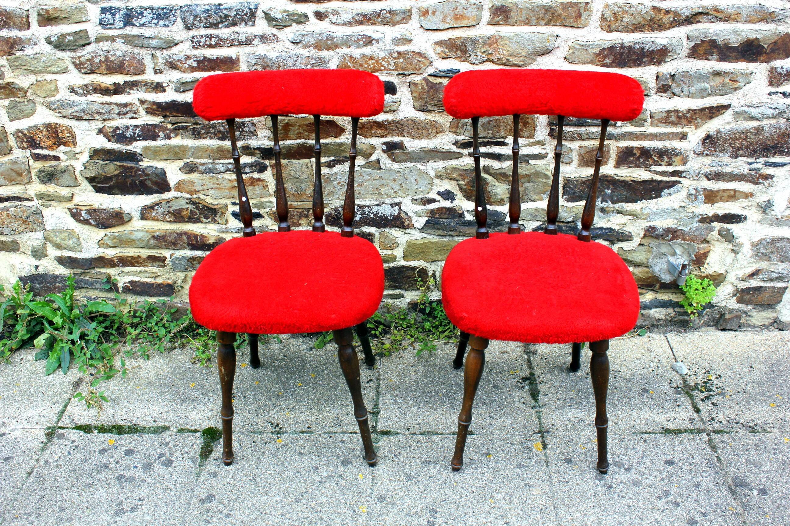 Paire de chaise moumoute rouge année 70