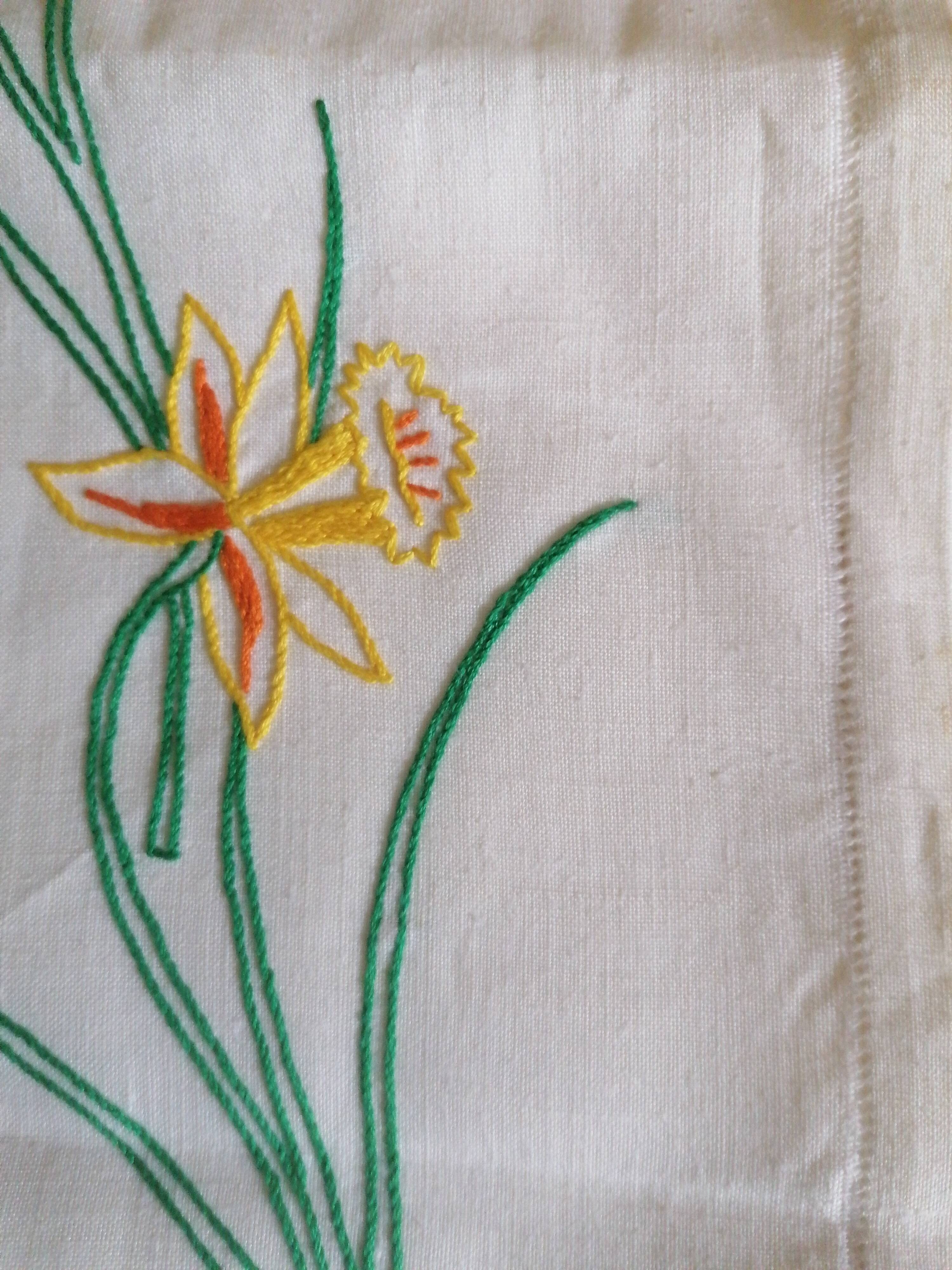 Nappe aux jonquilles brodée main pur lin