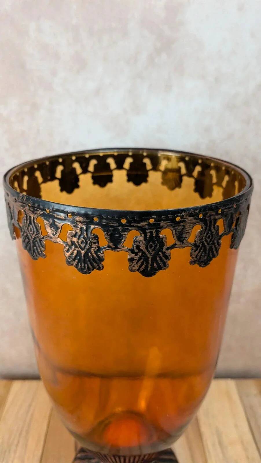 Vase vintage en verre ambré sur pied