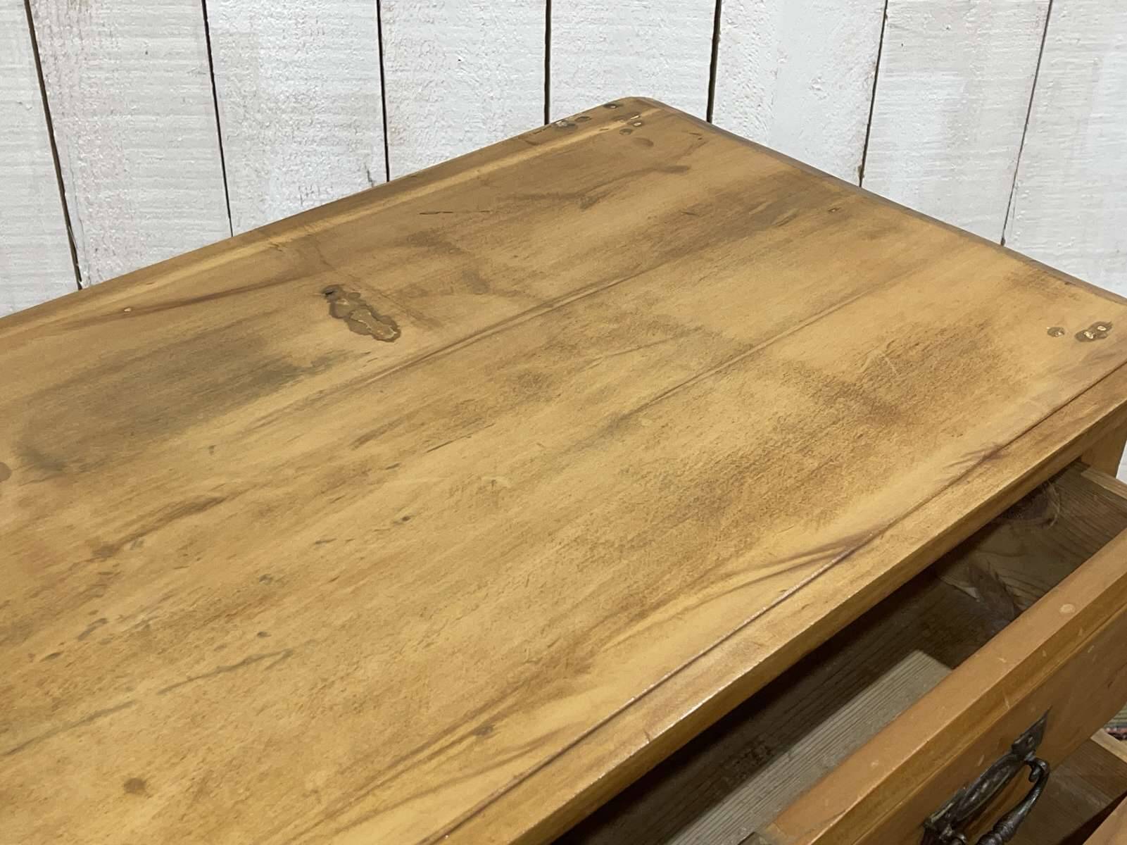 Commode anglaise en noyer du début XXème