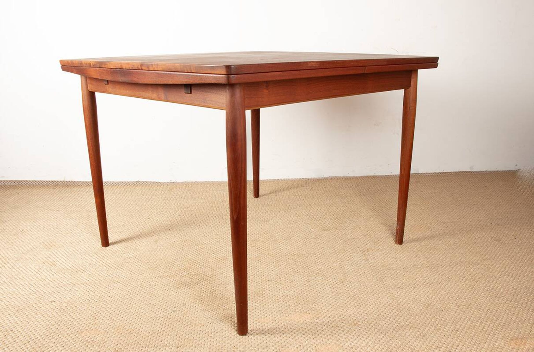 Table de repas Danoise carrée et extensible, teck, modèle 592, Arne Vodder.