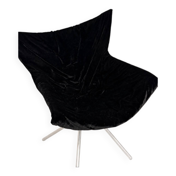 Fauteuil lounge pivotant vintage en velours noir, forme papillon sculpturale