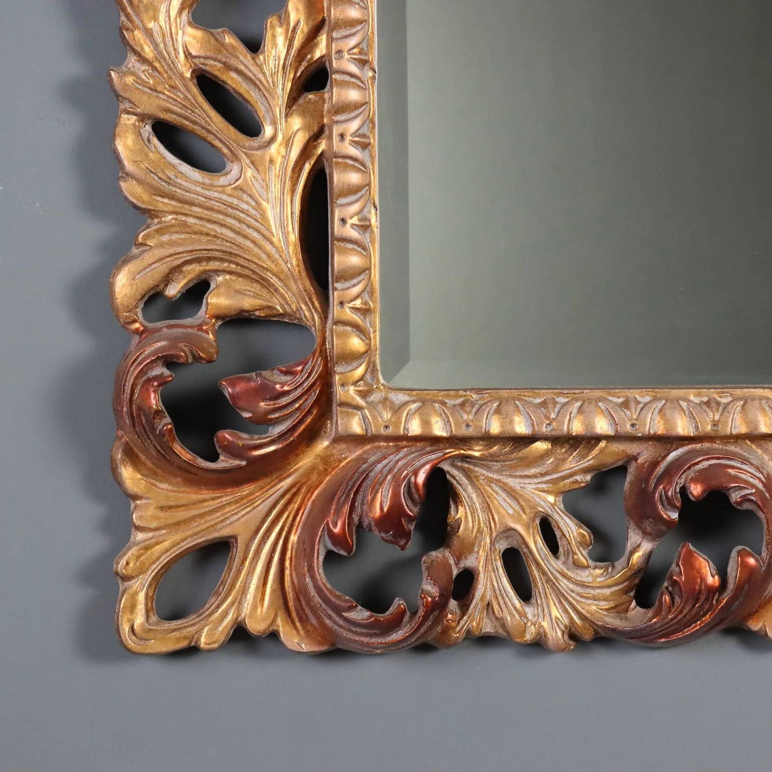 Miroir baroque en bois doré
