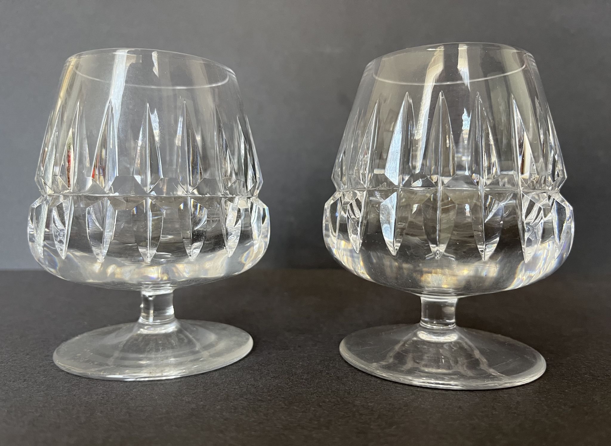 Deux verres à alcool en cristal