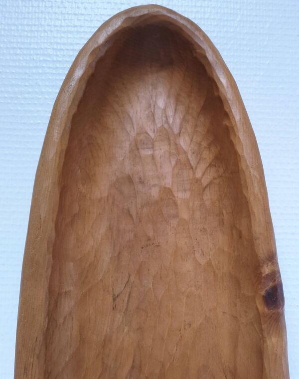Longue coupe bois monoxyle sculptée estampillée L. 54 cm