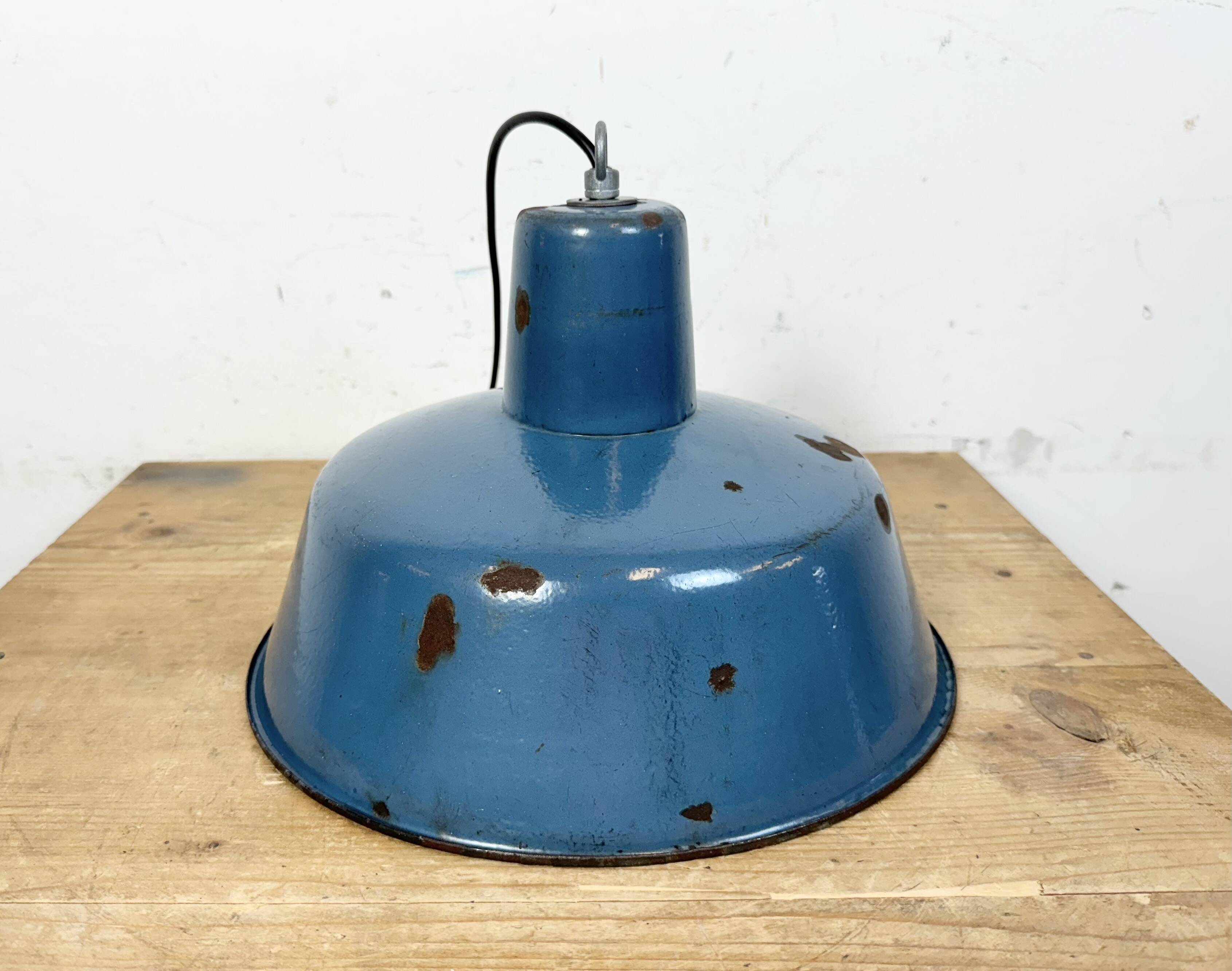 Lampe à suspension industrielle en émail bleu, années 1960