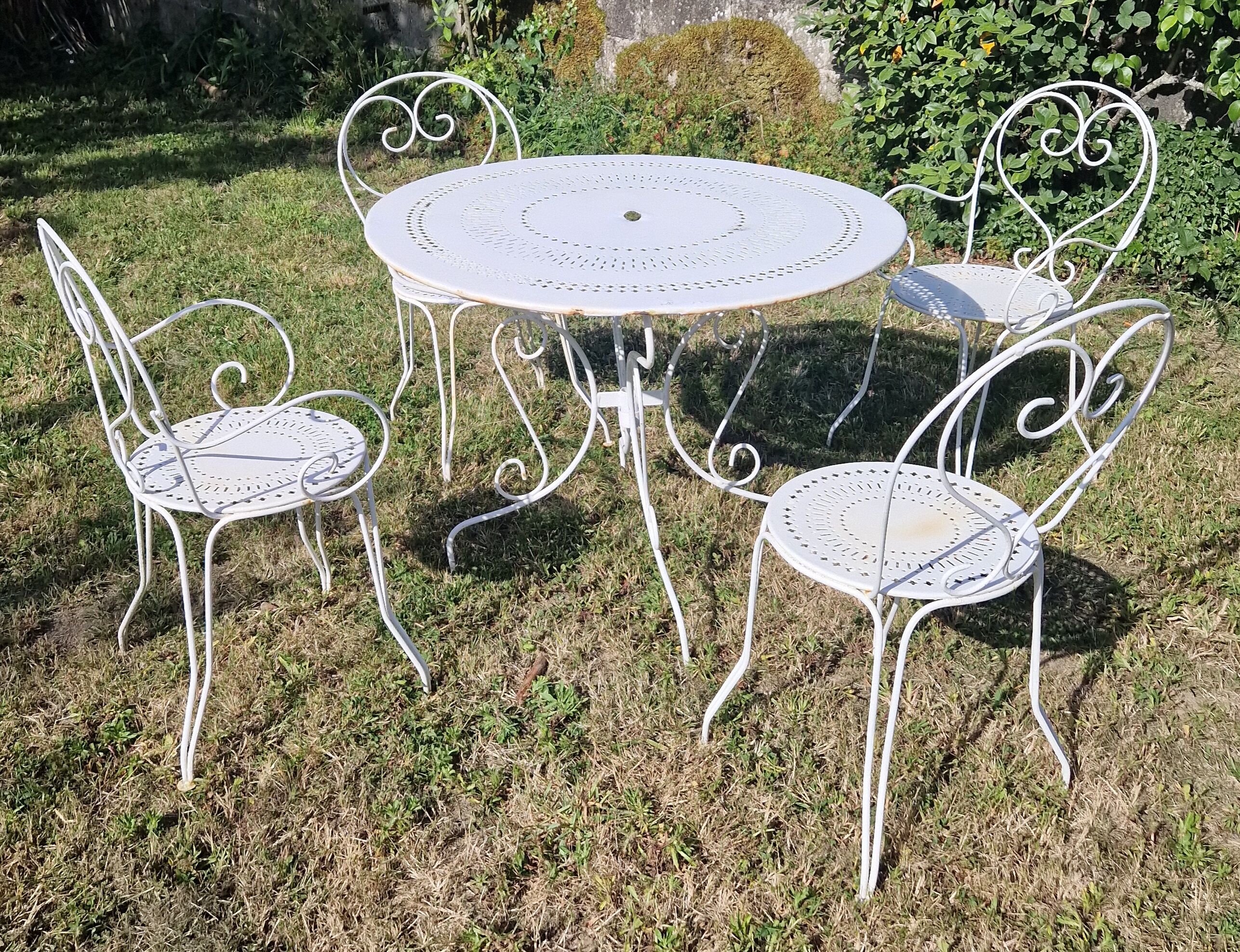 Table ronde de jardin et ses 4 chaises en métal