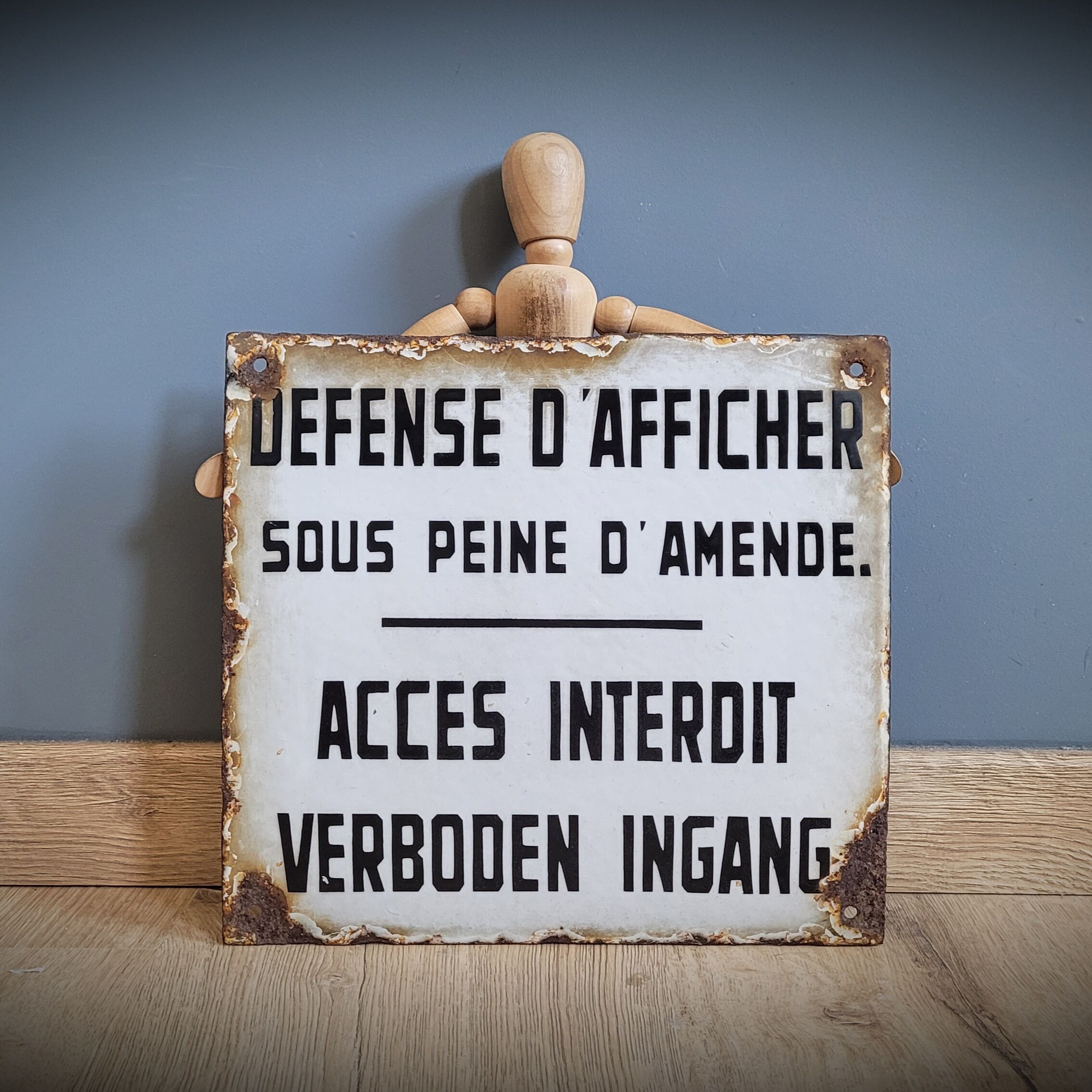 Enamelled plate defense display