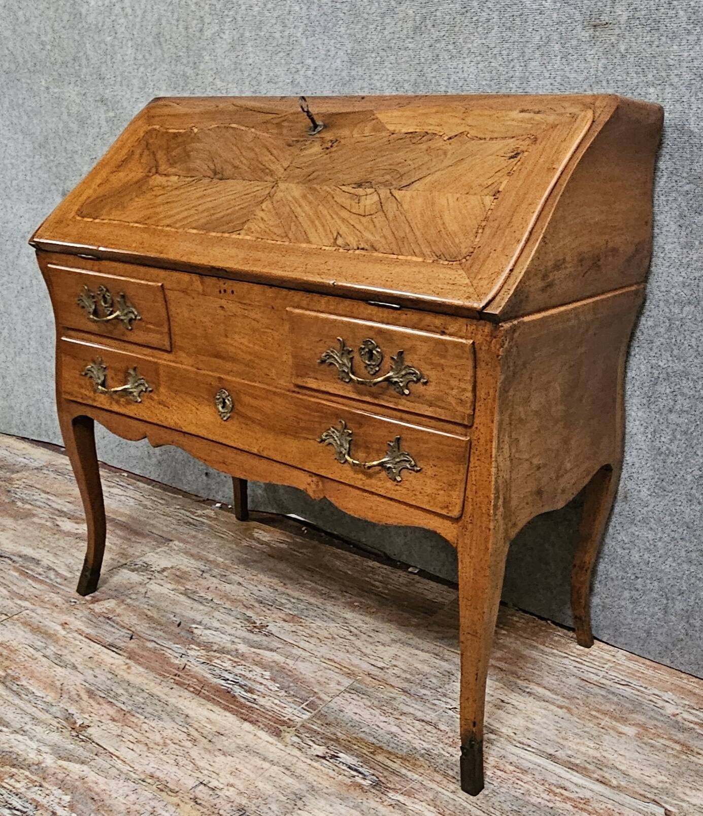 Bureau de pente - commode-scriban galbé en noyer et marquéterie – ép. LXV