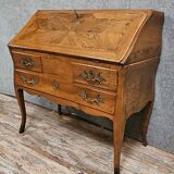 Bureau de pente - commode-scriban galbé en noyer et marquéterie – ép. LXV