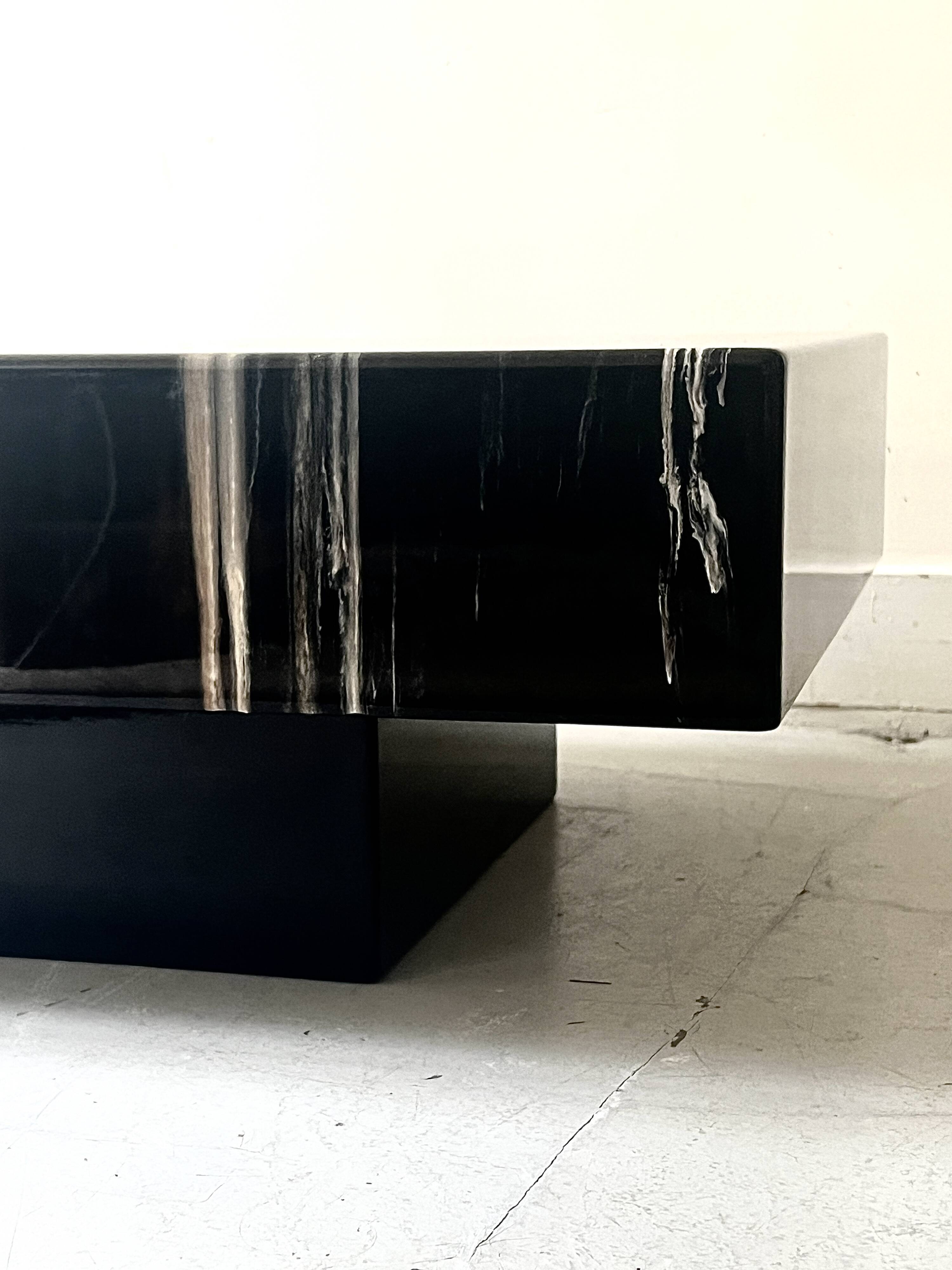 Table basse rectangulaire en résine marbre, design vers 1970