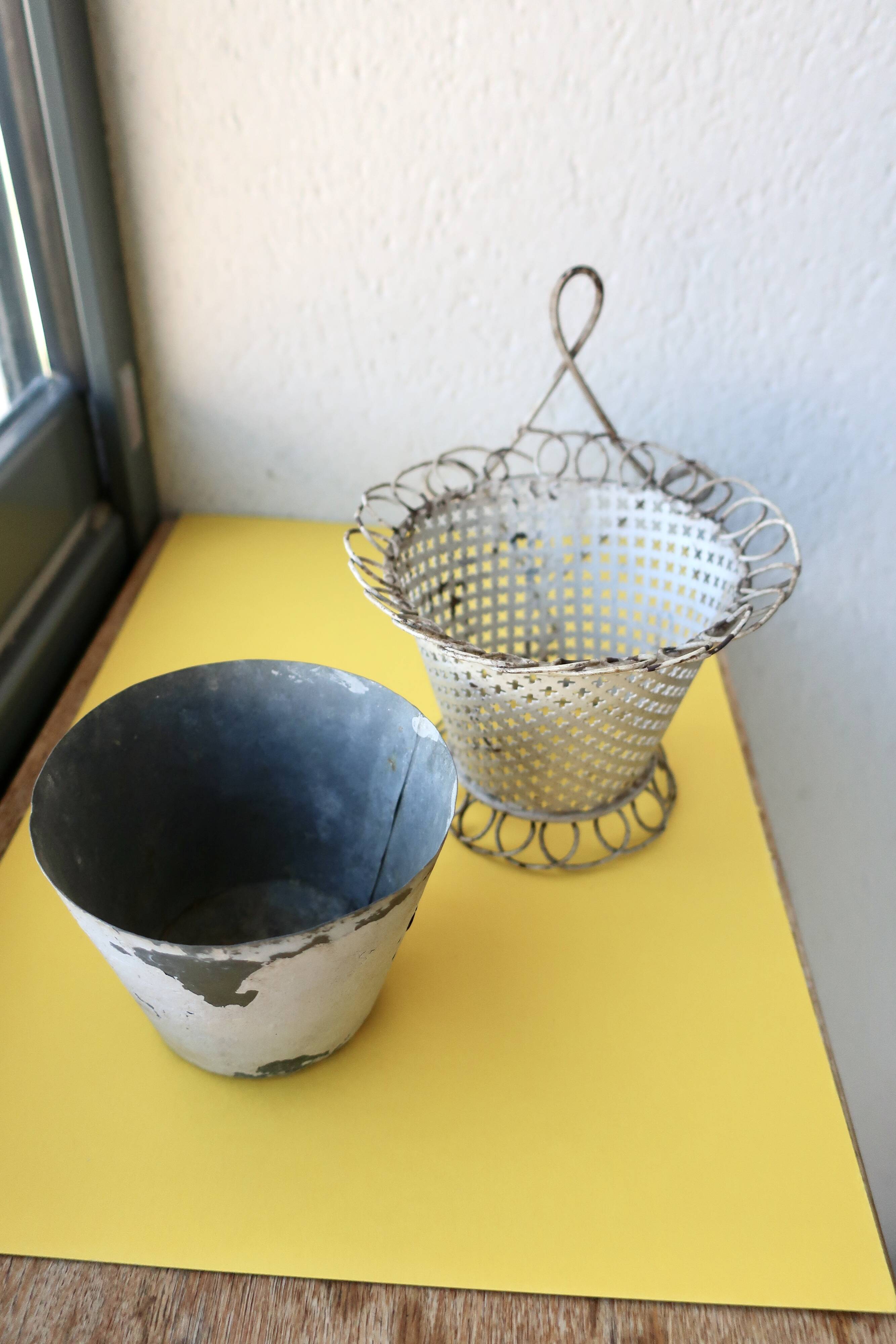 Cache-pot en fer et tôle perforée