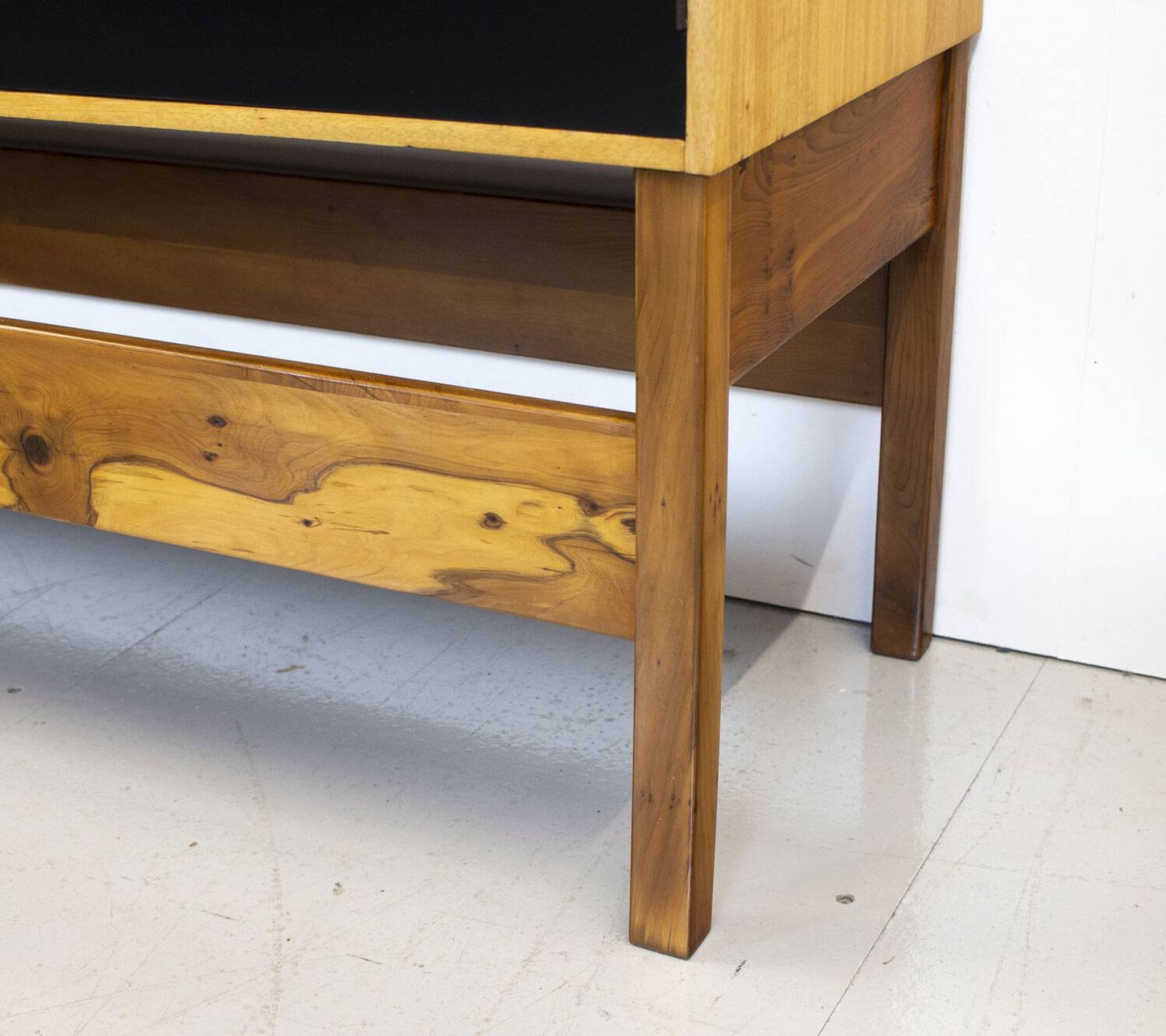 Commode à tiroirs en cerisier du milieu du siècle par Heals