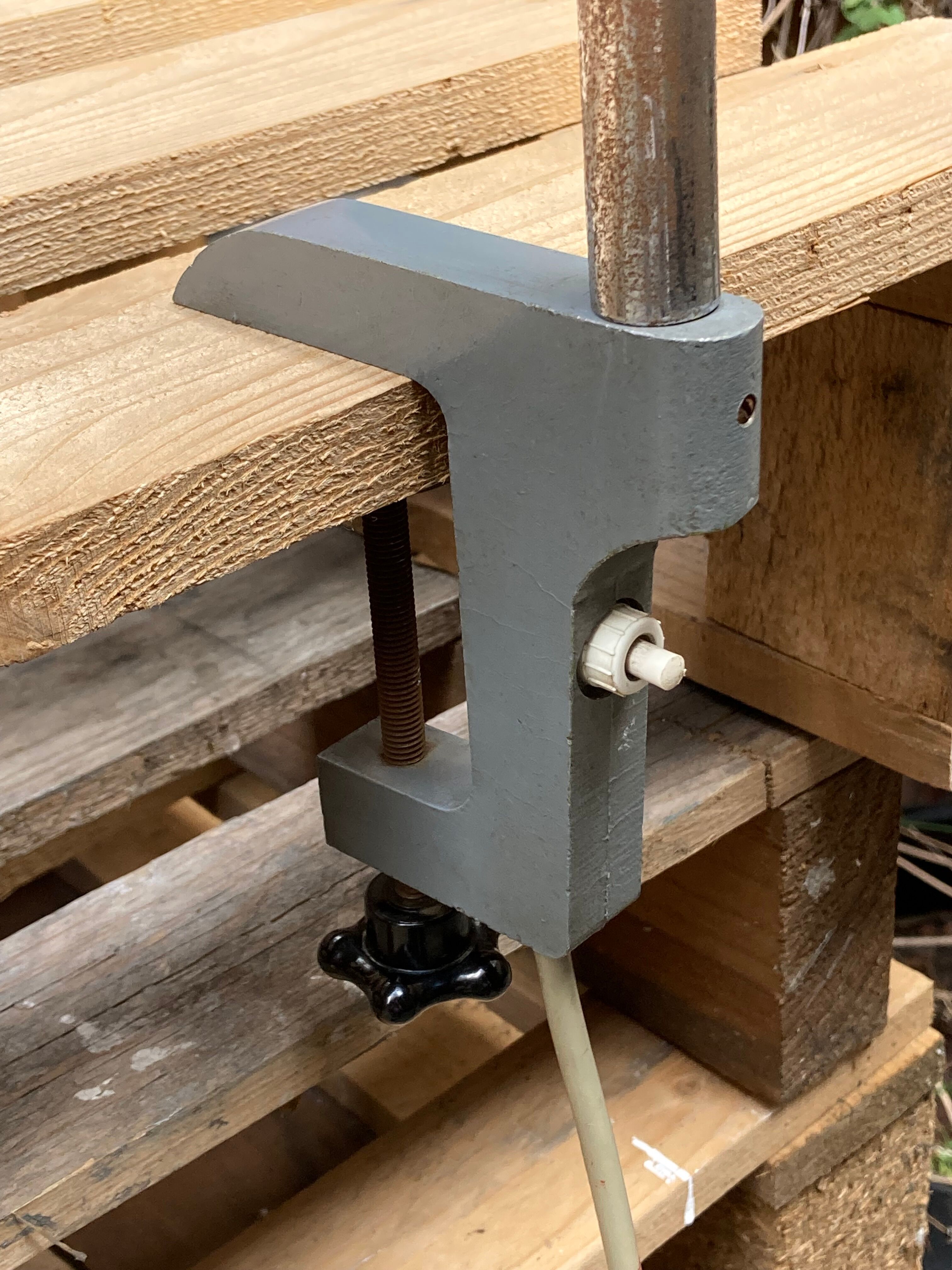 Workshop lamp on ringed metal hose