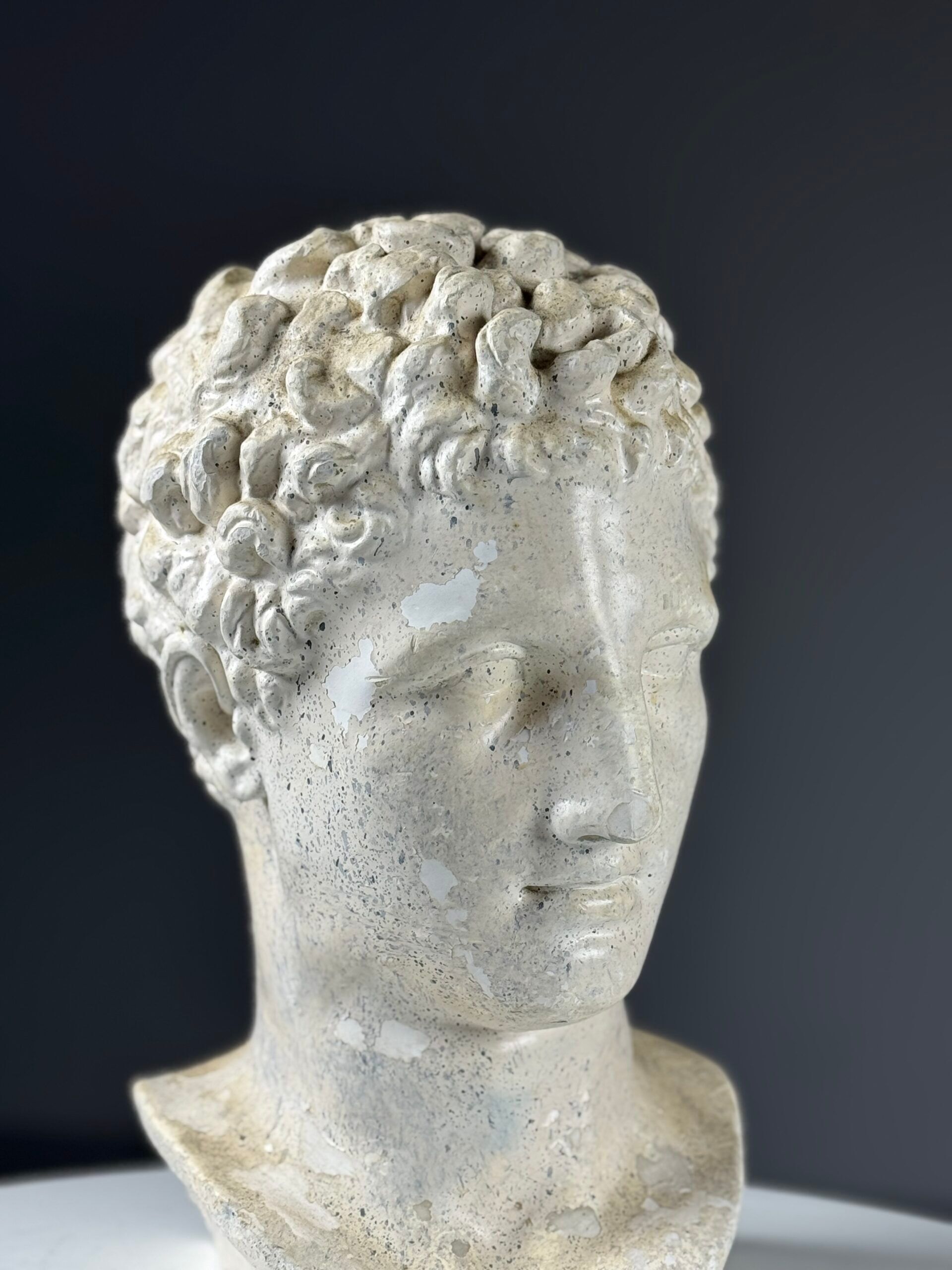 Sculpture de tête d'Hermès en plâtre