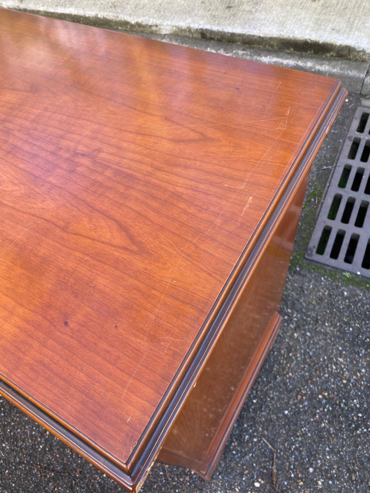 English display cabinet with 2 doors, mahogany imitation, 1990.