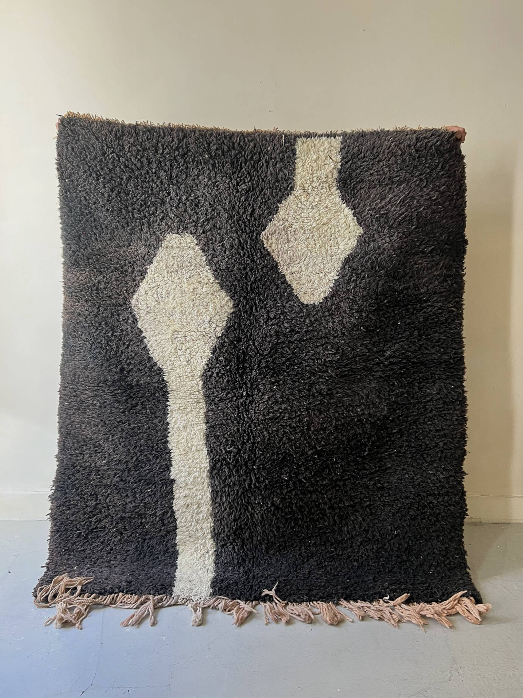Ancient Berber rug in ecru and black violet, 100% pure virgin wool.