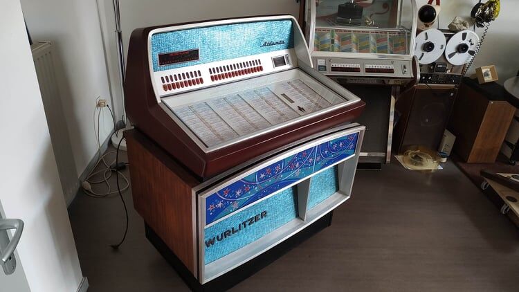 Jukebox wurlitzer model atlanta stereo of 1972 restored + compile+diamond and new belts