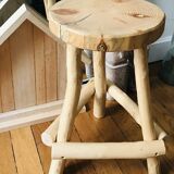 Tabouret tripode en sapin
