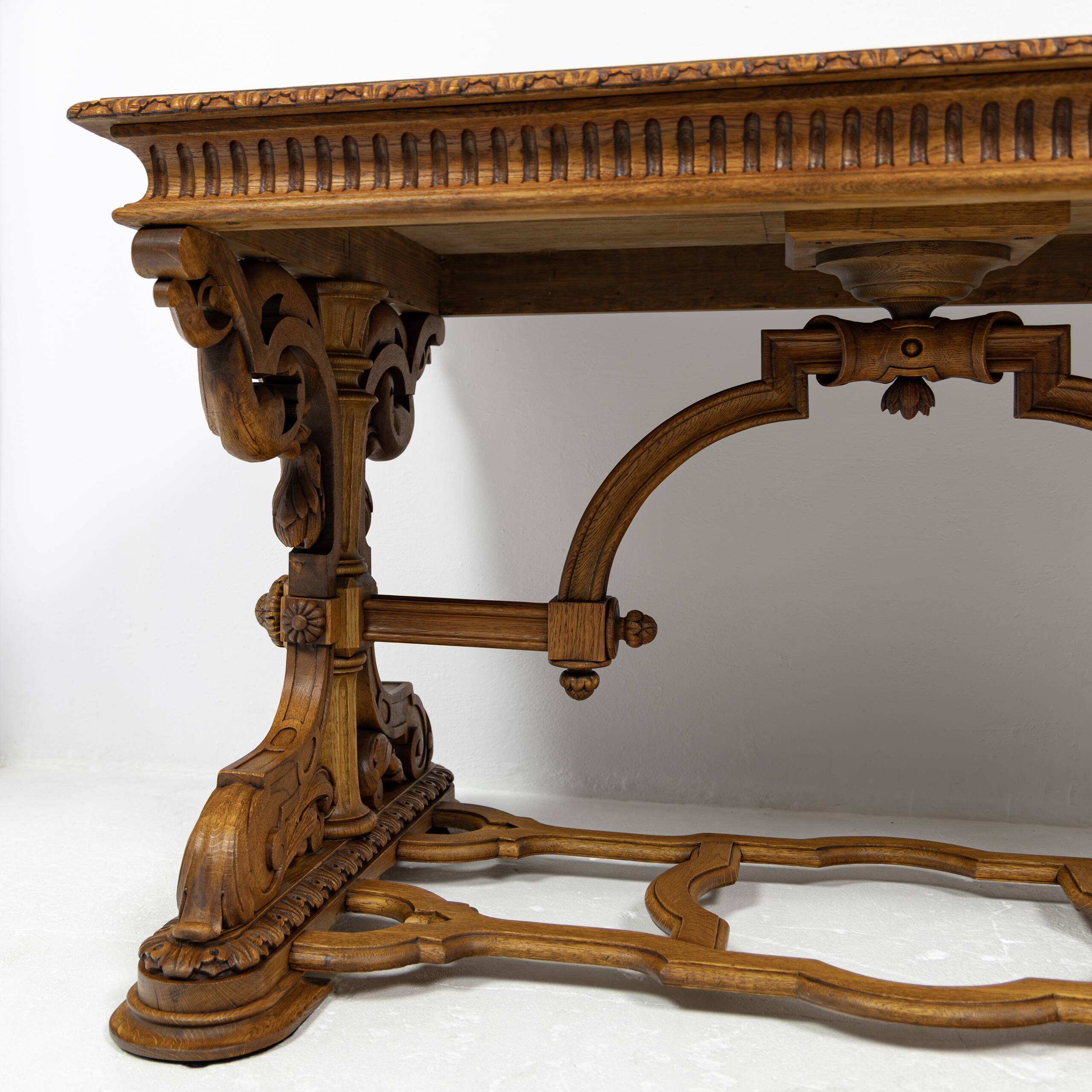 Table de bureau Néorenaissance en chêne 1880-1900