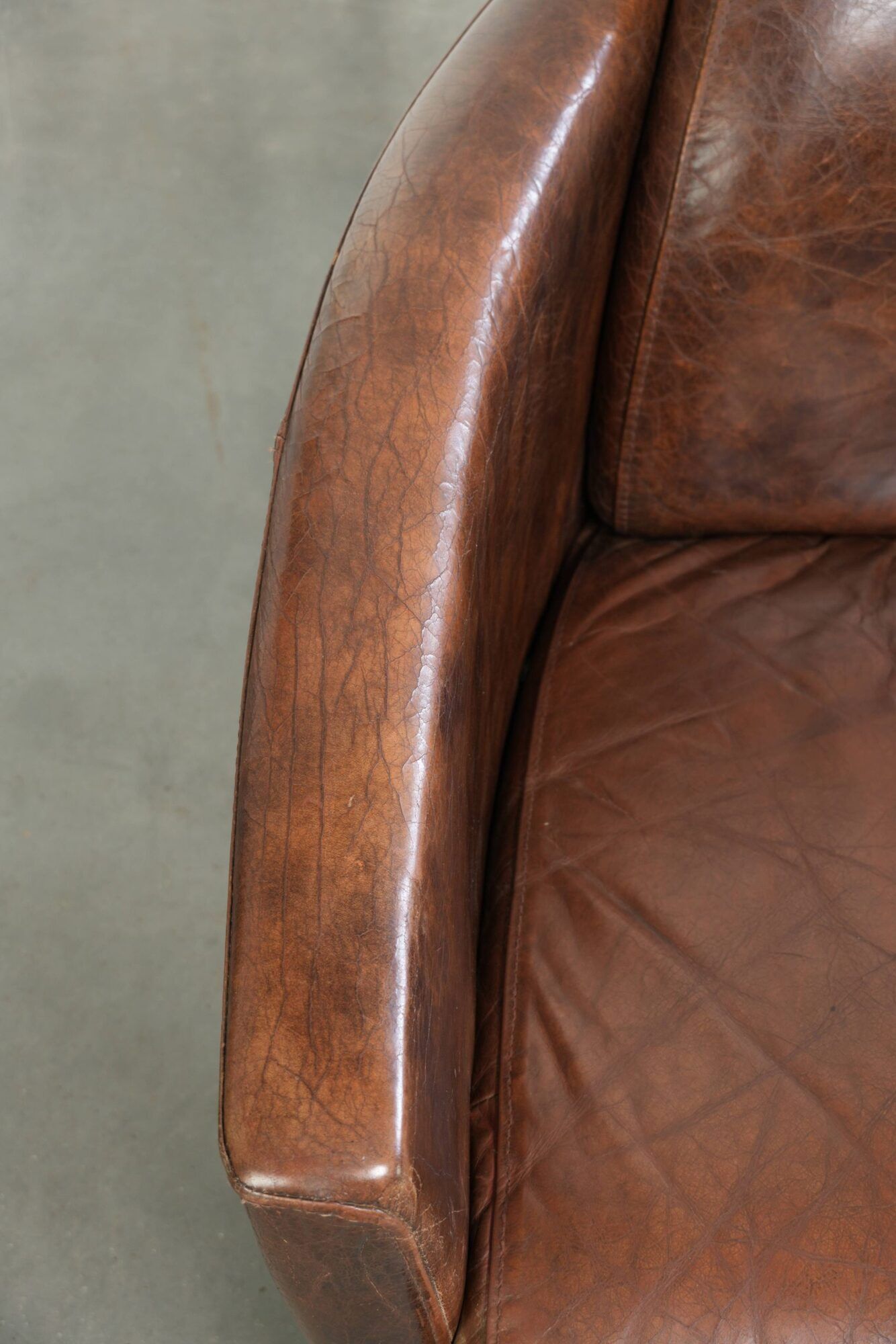 Ensemble de 2 fauteuils Aviateur en cuir de vachette dans une couleur marron chaud.