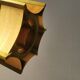 Lampe ancienne en placage de bois, partiellement peinte en vert.