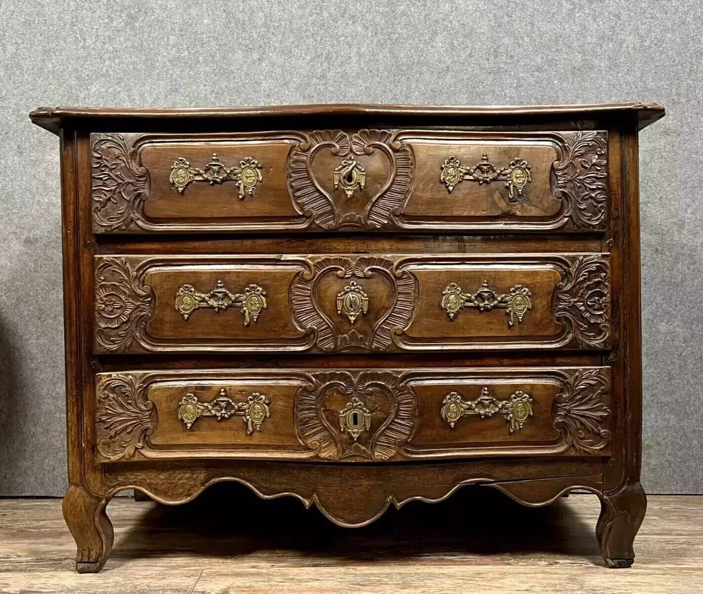 Curved and carved Lyonnaise chest of drawers from the Louis XV period in solid walnut