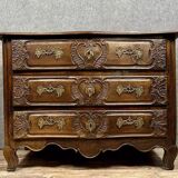 Curved and carved Lyonnaise chest of drawers from the Louis XV period in solid walnut