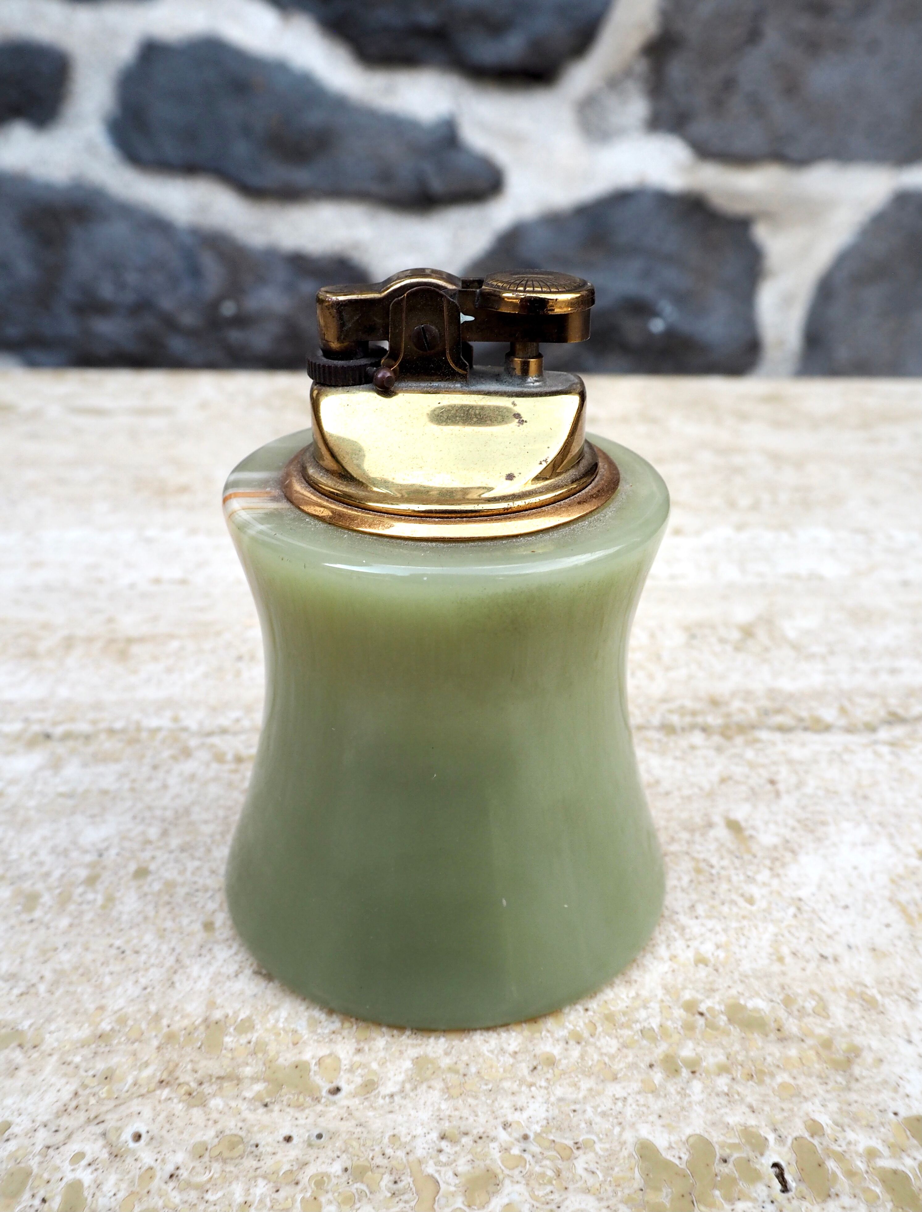 Onyx table lighter