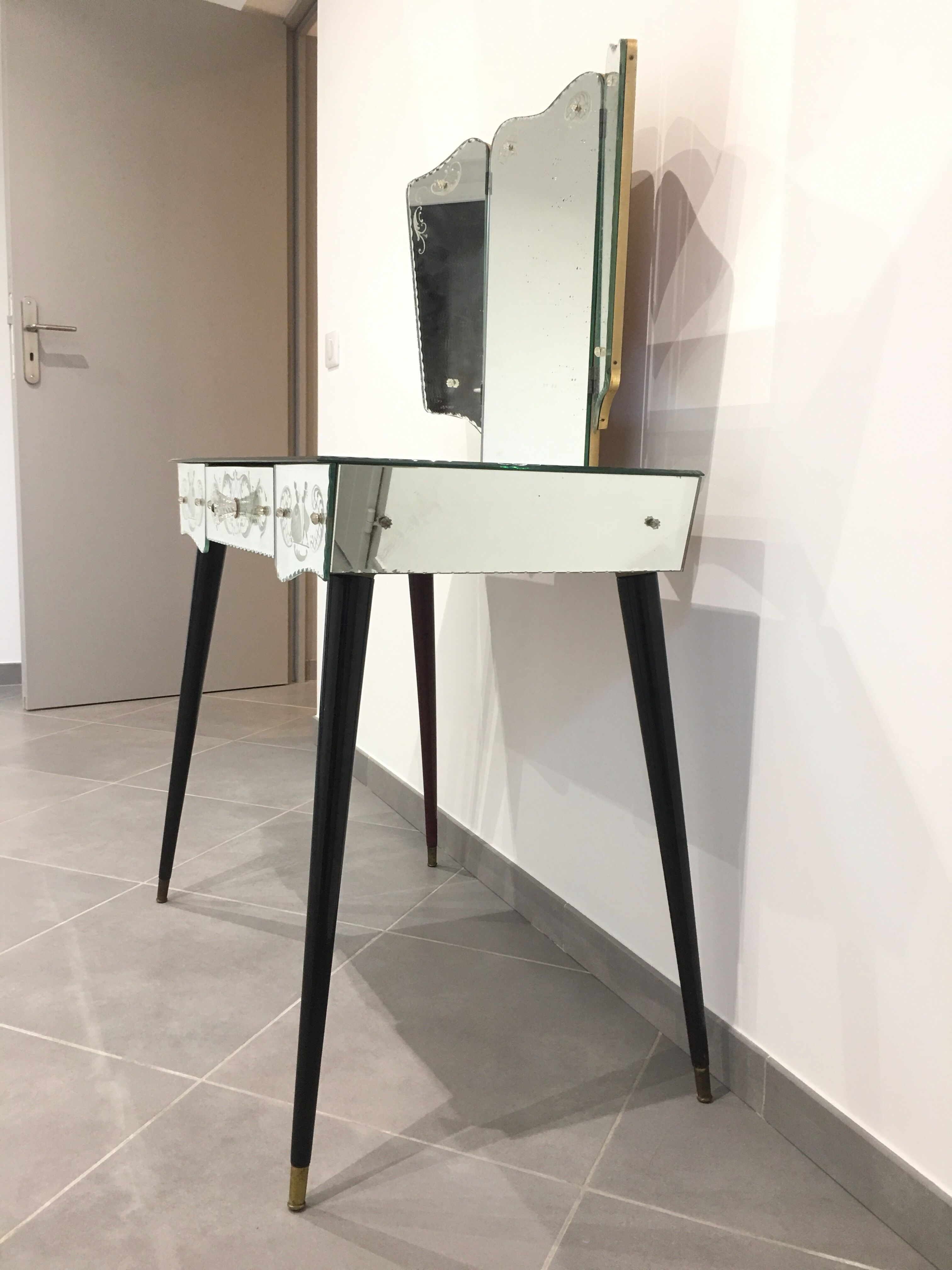 Dressing table vintage art déco in mirror