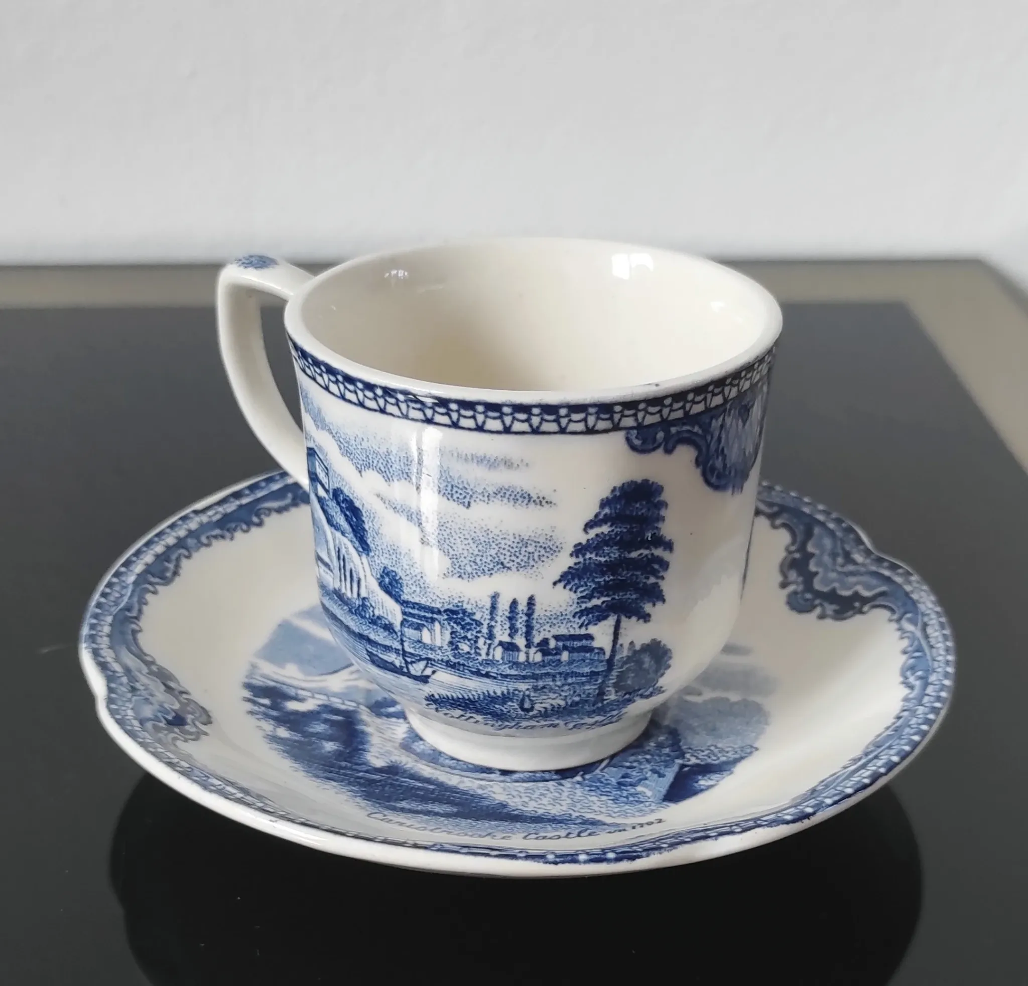 Lot de tasses et soucoupes vintage