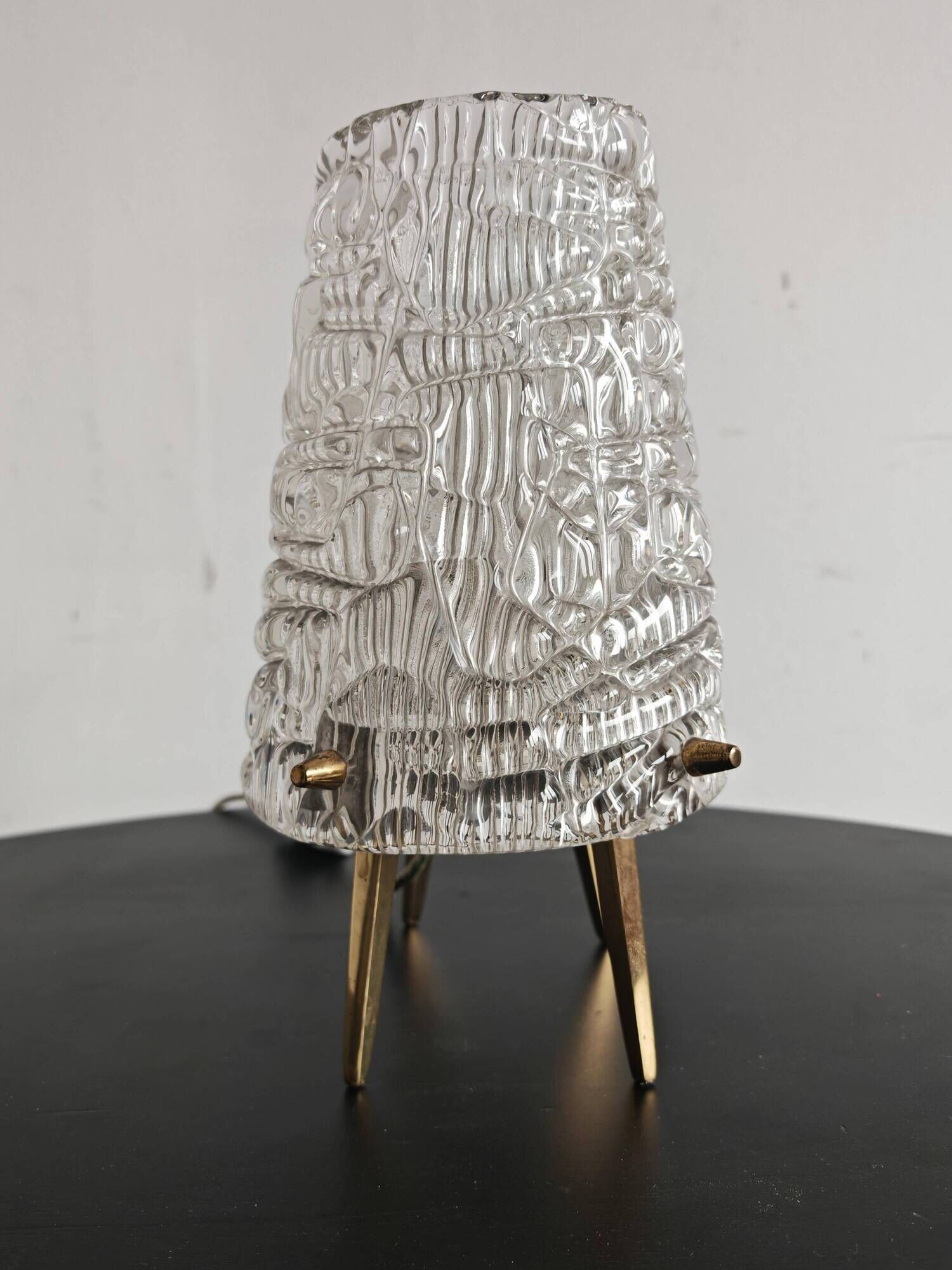 Lampe de table MCM "2/2" par JT. Kalmar en verre texturé et socle en laiton