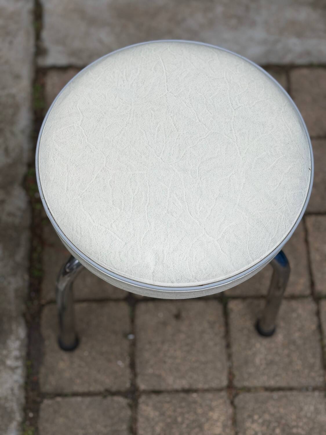 Pair of tripod workshop stools with screws from 1970.