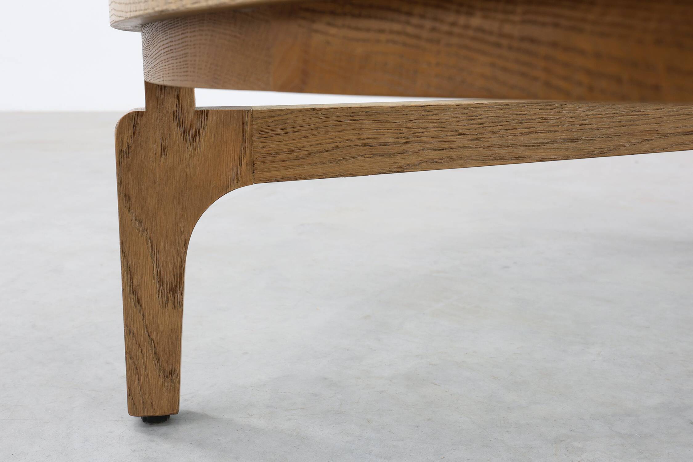 Table moderne en bois de cèdre et verre, Italie fin du 20e siècle