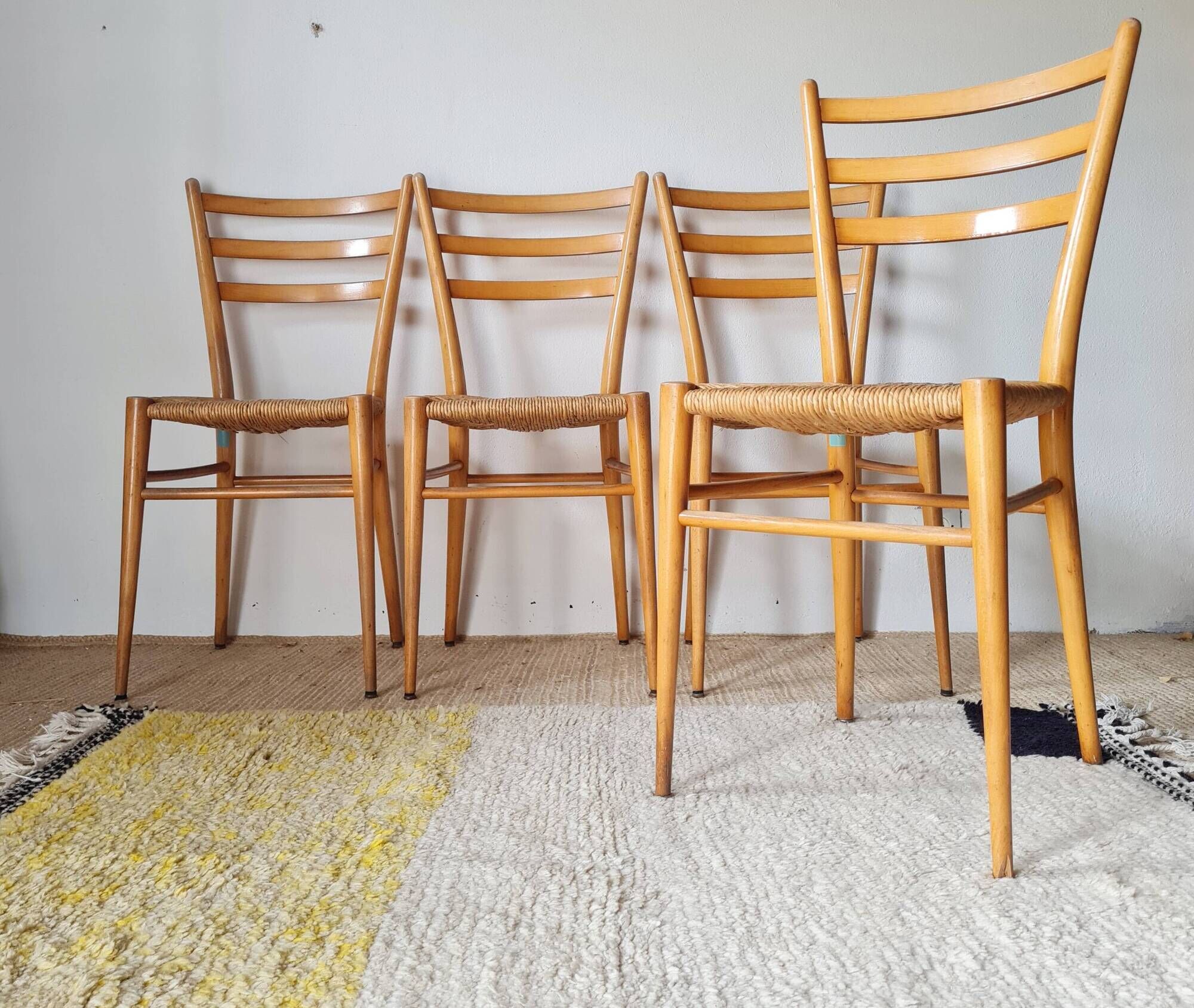 Set of 4 vintage Italian chairs in wood and straw.