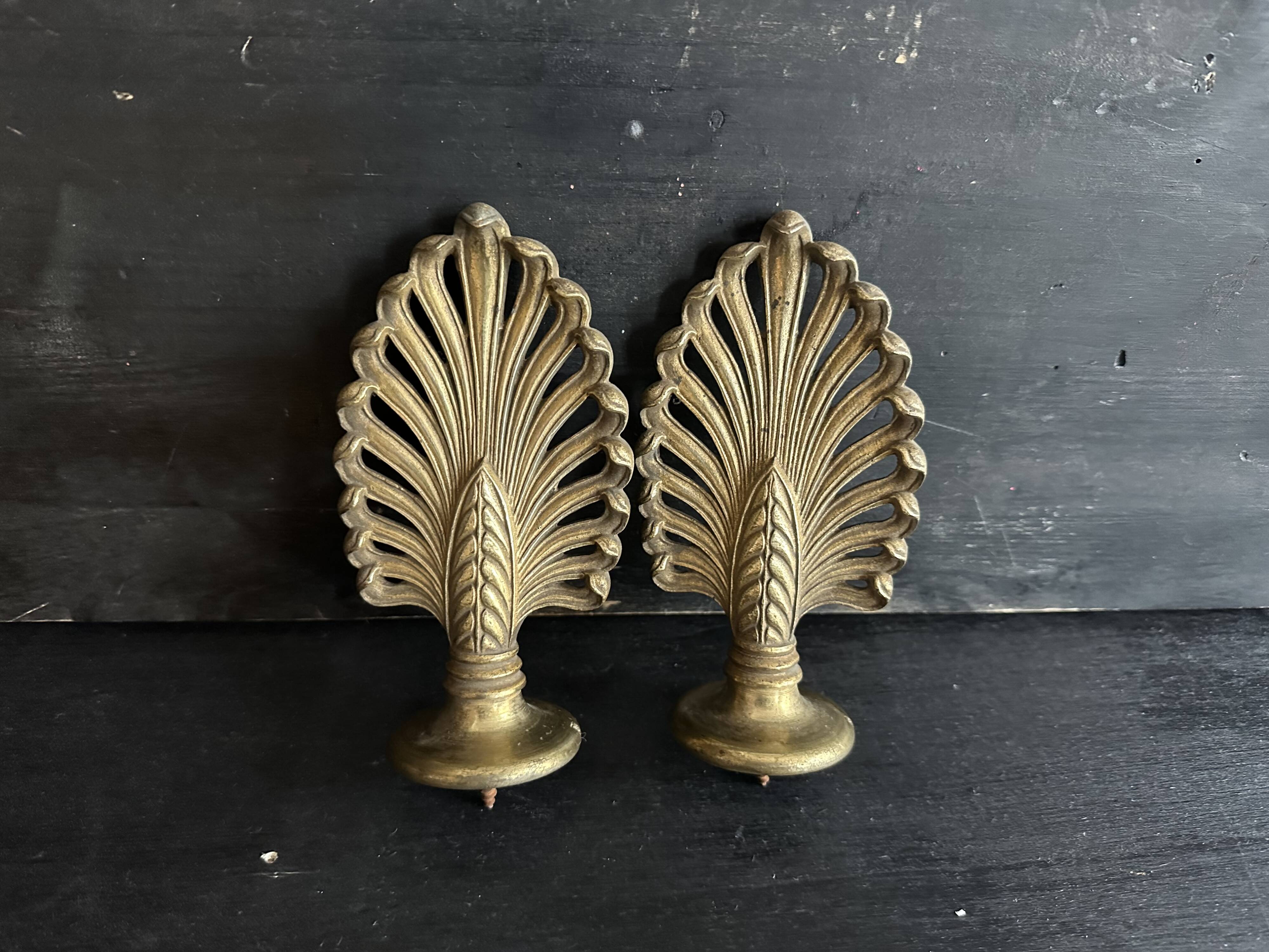 Pair of bronze curtain rod finials in the Napoléon III style with a palmette design.