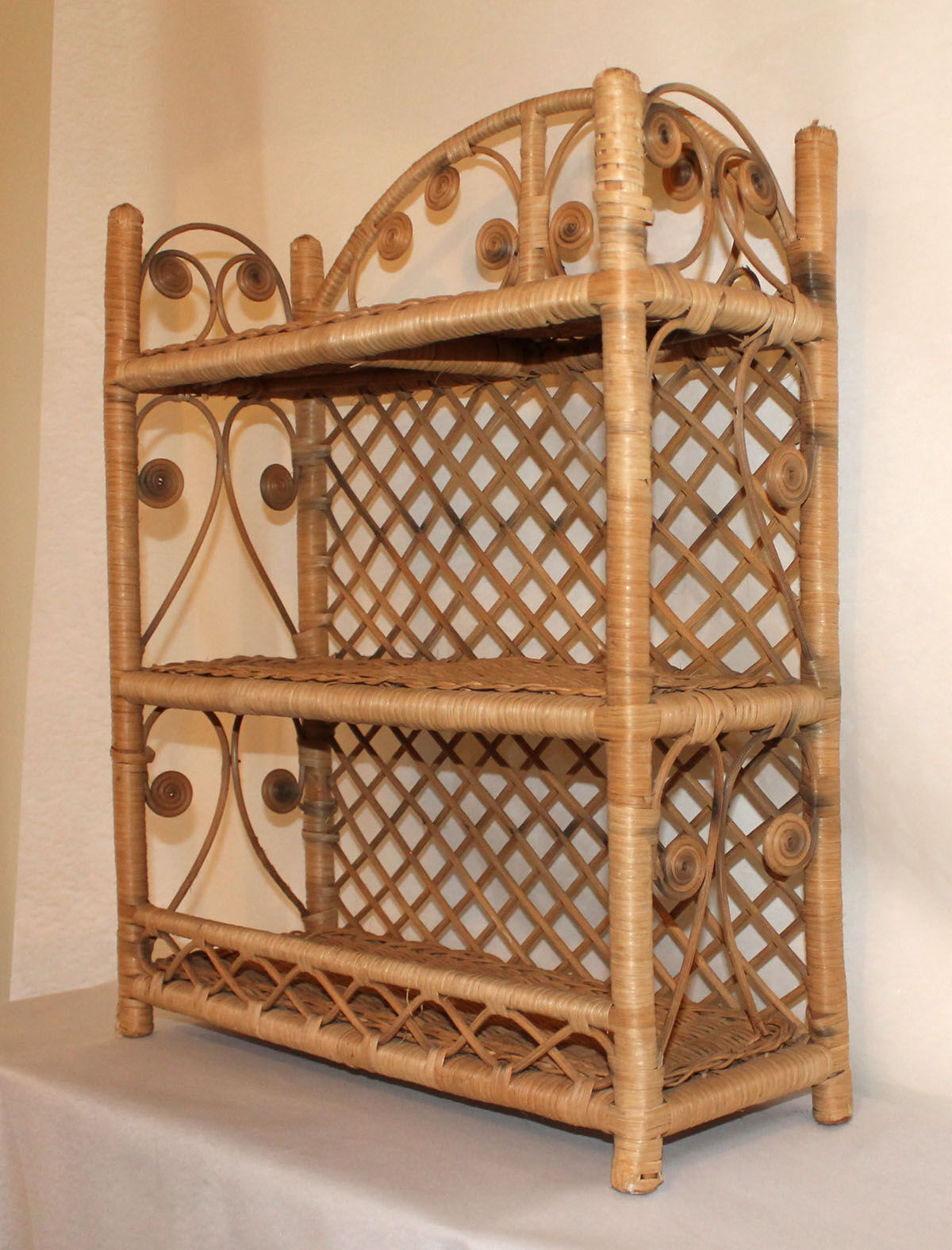 Shelf rattan peacock