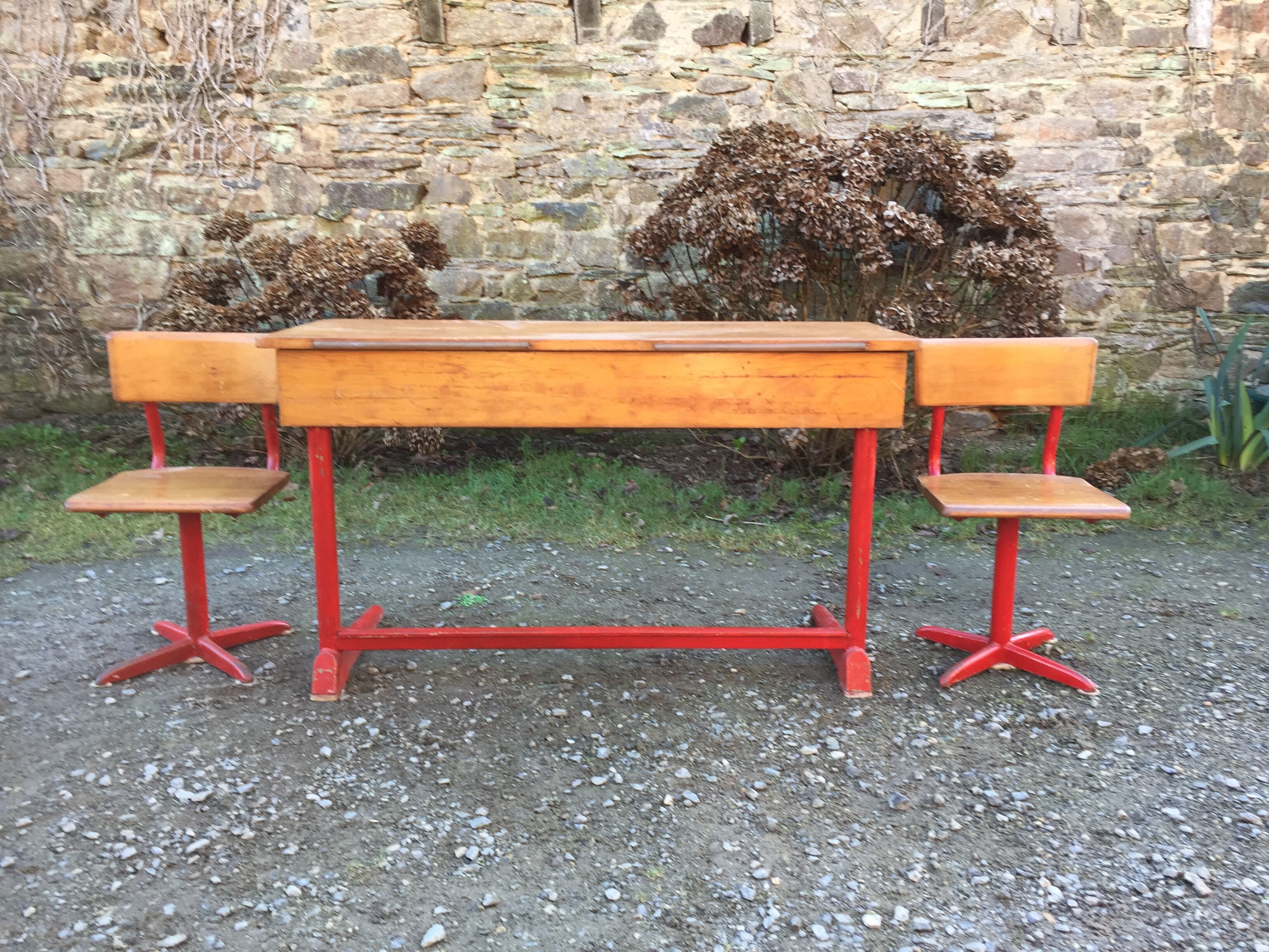 Vintage children's desk 2 places wood and metal with its 2 chairs.