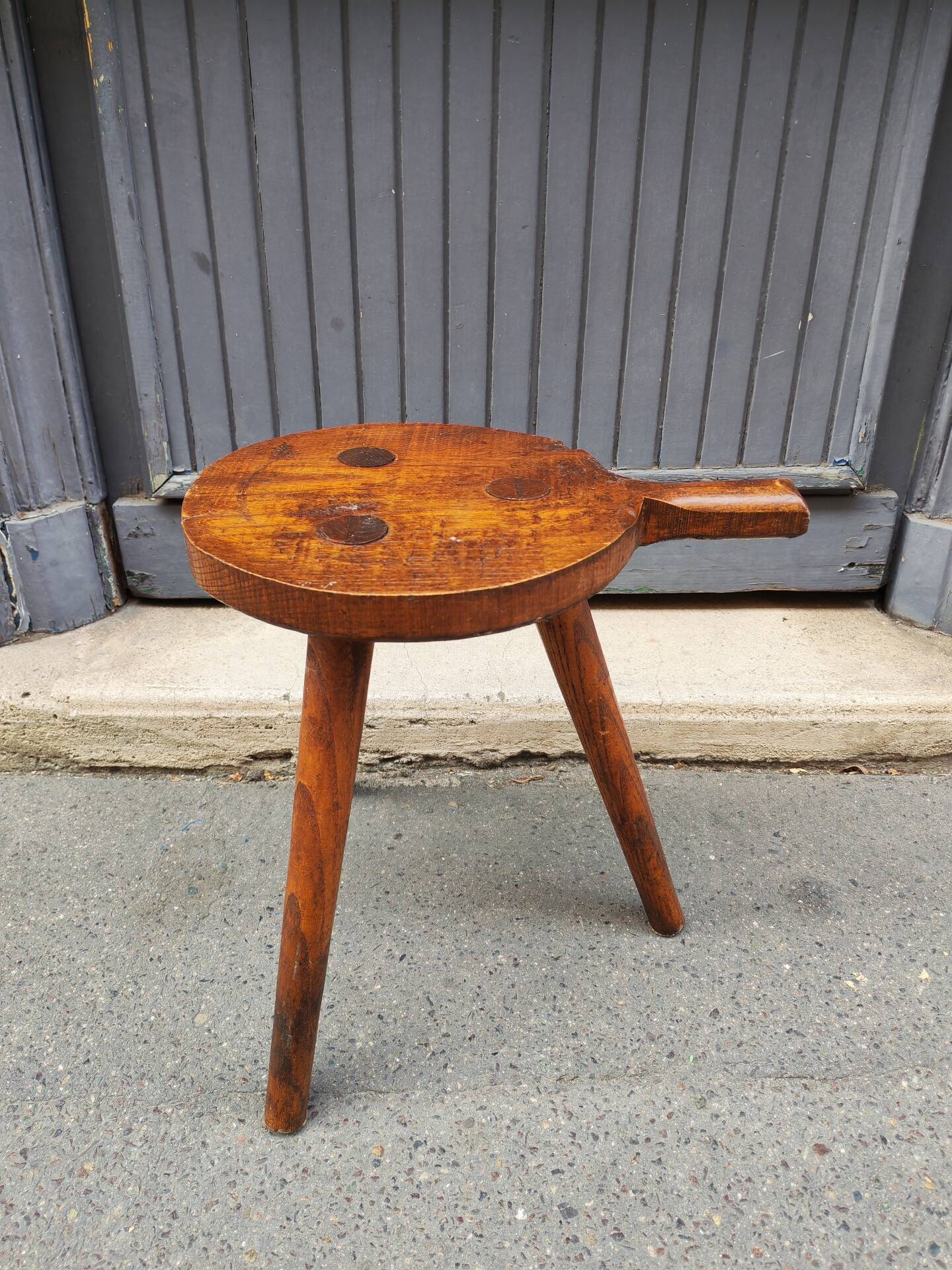 Tabouret tripode ancien  en chêne massif art populaire 