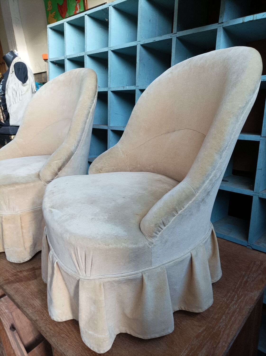 Pair of chair toad old foot black turns turns